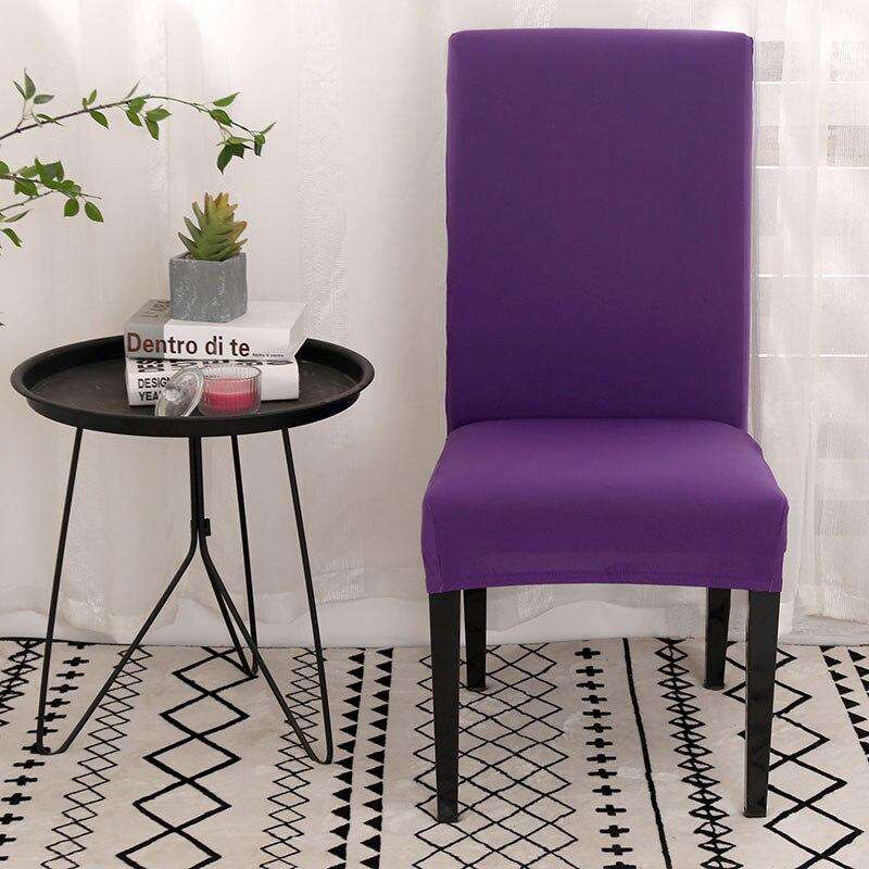 Funda de silla en color p?§rpura, tama?ño universal, presentada en un entorno moderno con una mesa redonda negra y una alfombra con patrones geom??tricos, disponible en blueemoonco.com, especializados en fundas para sof?s y sillas.