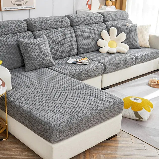 Fundas de sof? de dise?ño modular en gris con patr??n de espiga, incluyendo cojines decorativos en forma de flor y amarillo, ideales para decoraci??n de interiores moderna y pr?ctica.