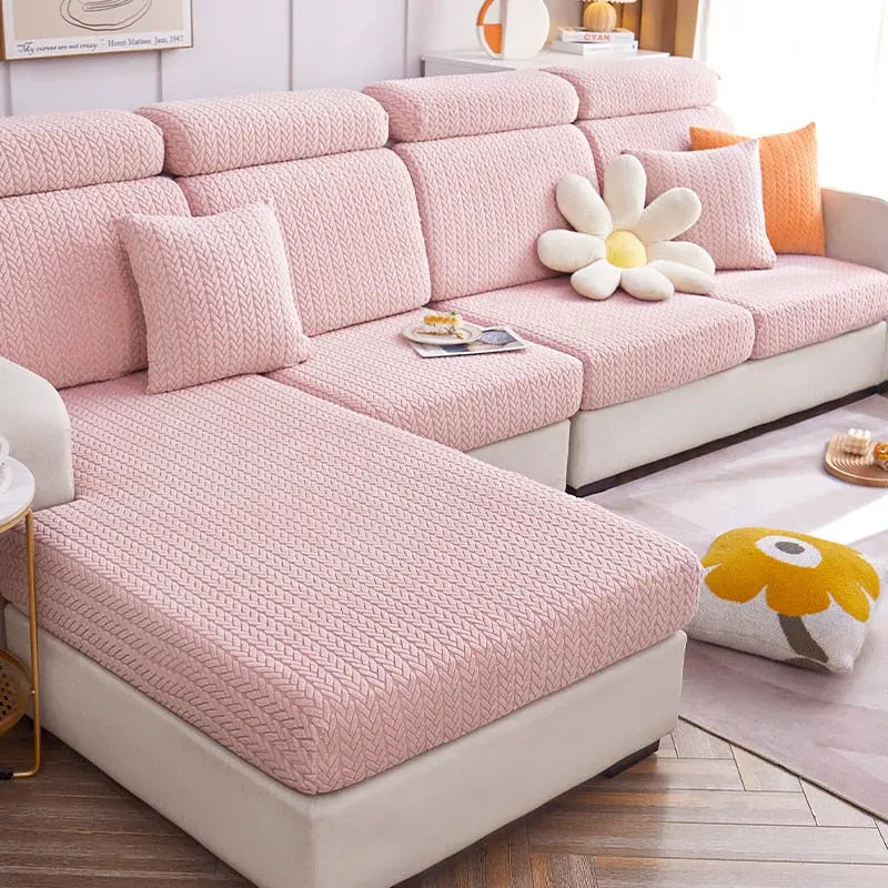 Fundas para sof? en tono rosa pastel con textura de tejido en espiga, dise?ñadas para renovar y proteger el mobiliario. Incluye cojines a juego para una decoraci??n armoniosa del hogar, perfectas para ventas en blueemoonco.com especializada en cubiertas para sof?s y sillas en Espa?ña y la UE.