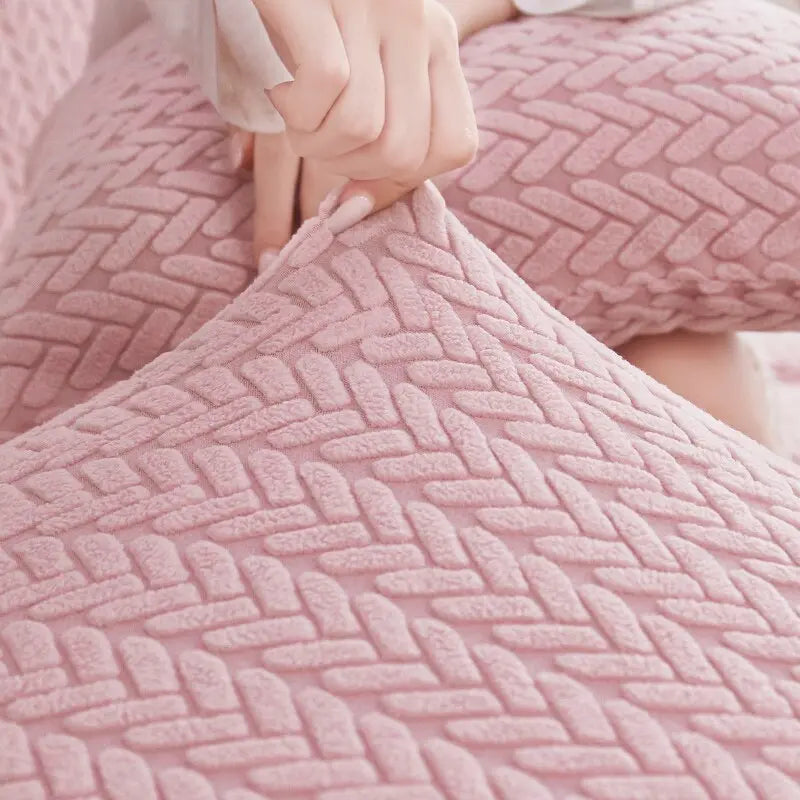 Manos ajustando una funda de coj??n texturizada en color rosa pastel, perfecta para sof?­s y sillas, disponible en blueemoonco.com