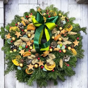Coronita de Brad Natural – decor handmade pentru Craciun, cu portocale, scortisoara si stelute din lemn