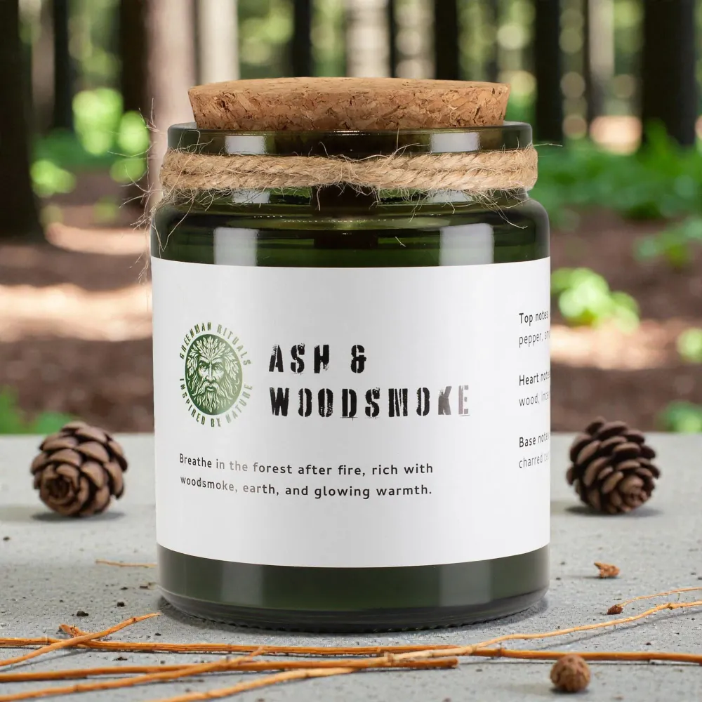 Lumânare Greenman Woodwick din soia – Cenușă și fum de lemn