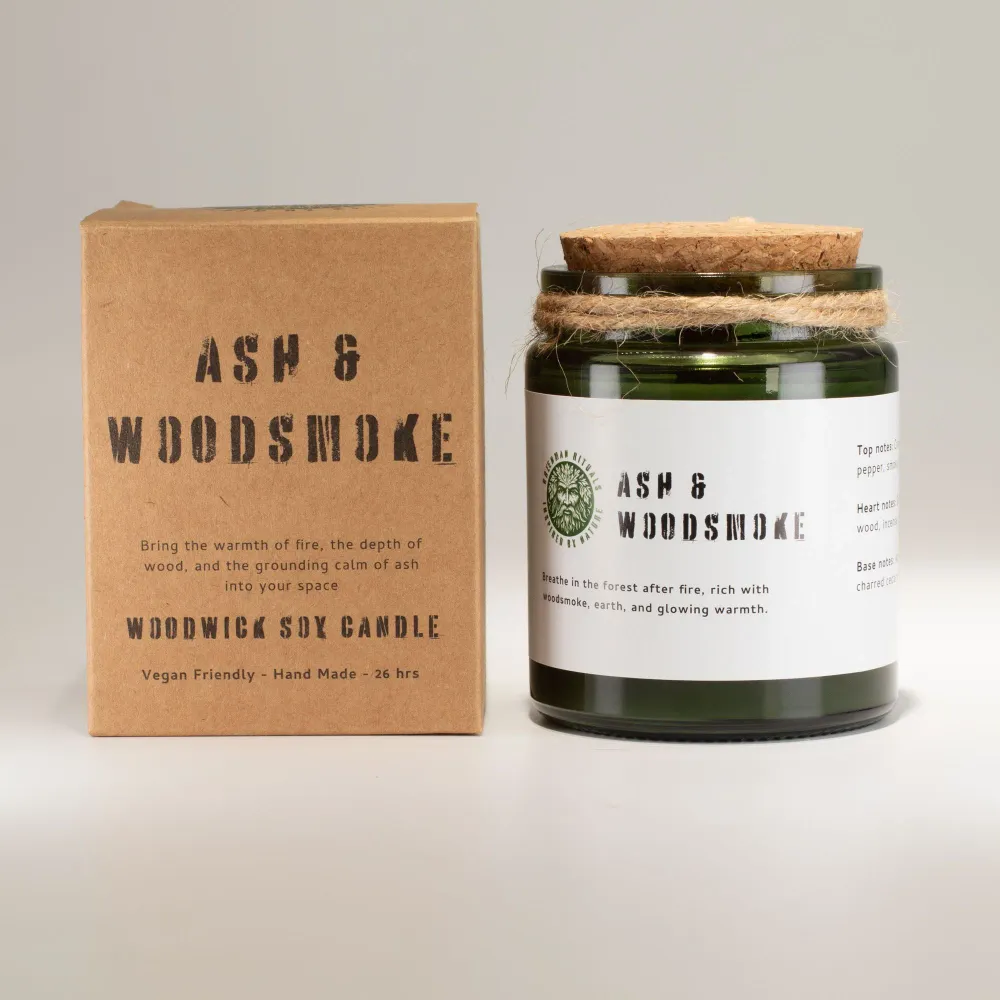 Lumânare Greenman Woodwick din soia – Cenușă și fum de lemn