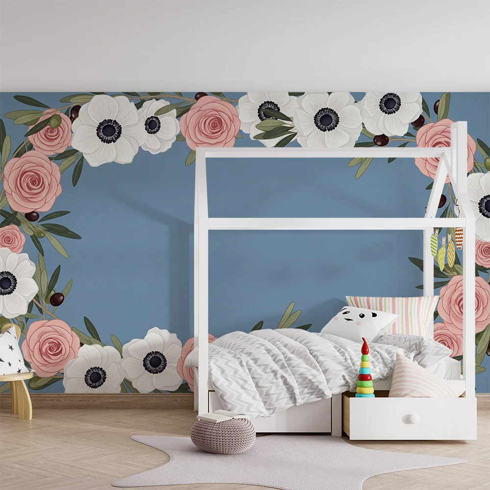 Tapet cameră bebeluși | Cadru floral delicat cu trandafiri și anemone pe fundal albastru