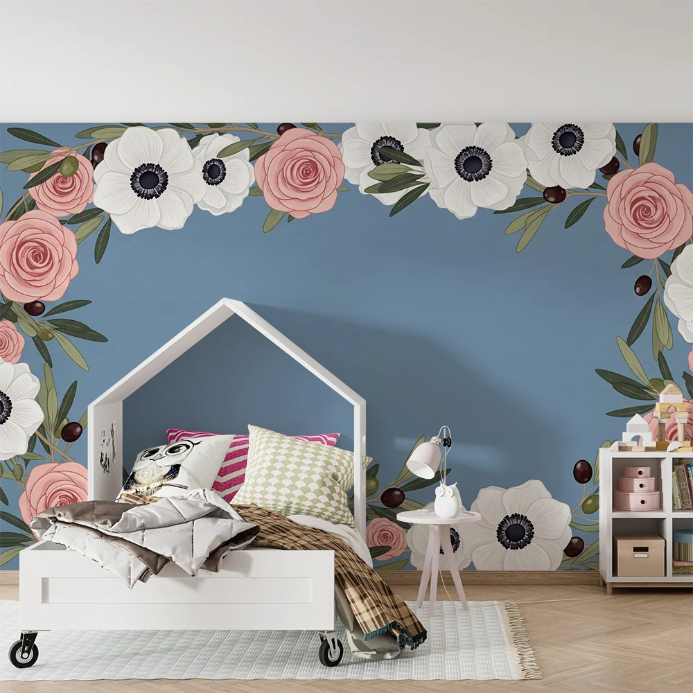 Tapet cameră bebeluși | Cadru floral delicat cu trandafiri și anemone pe fundal albastru