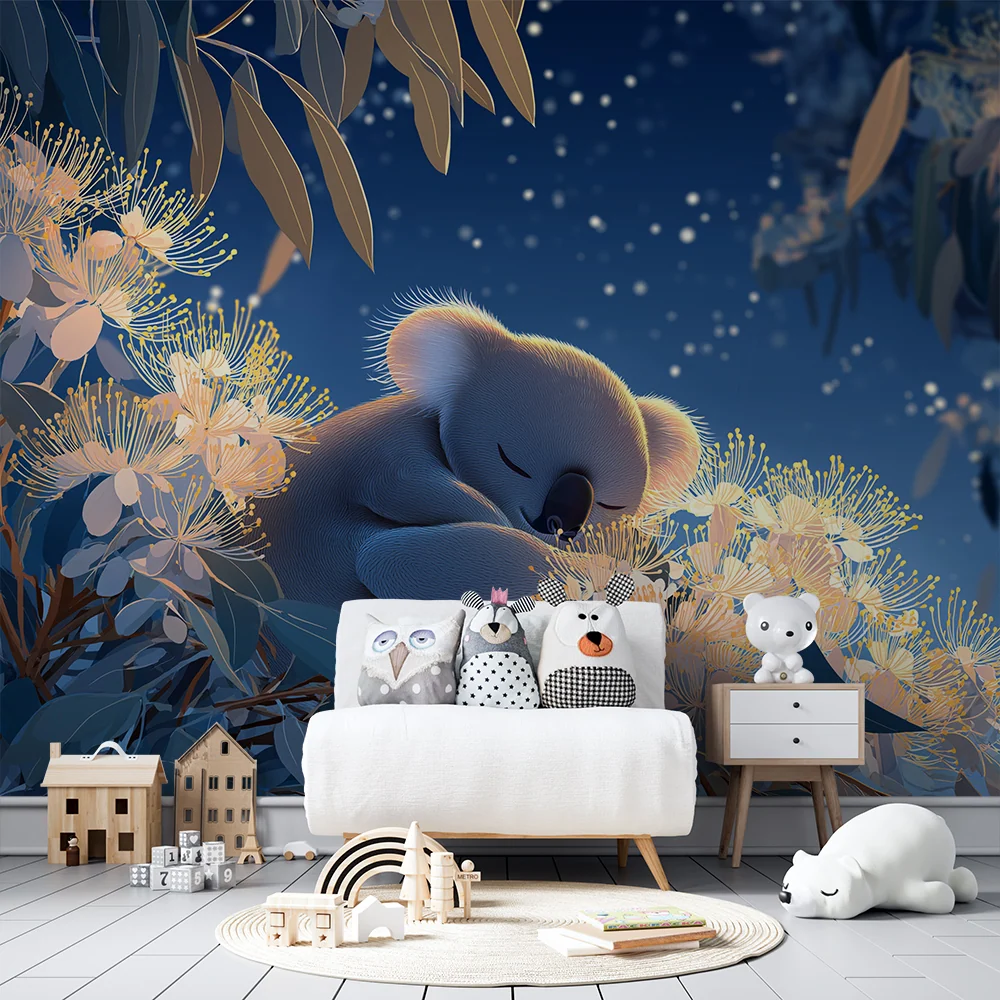Tapet pentru camera de bebeluși | Koala adormit printre flori sub un cer înstelat